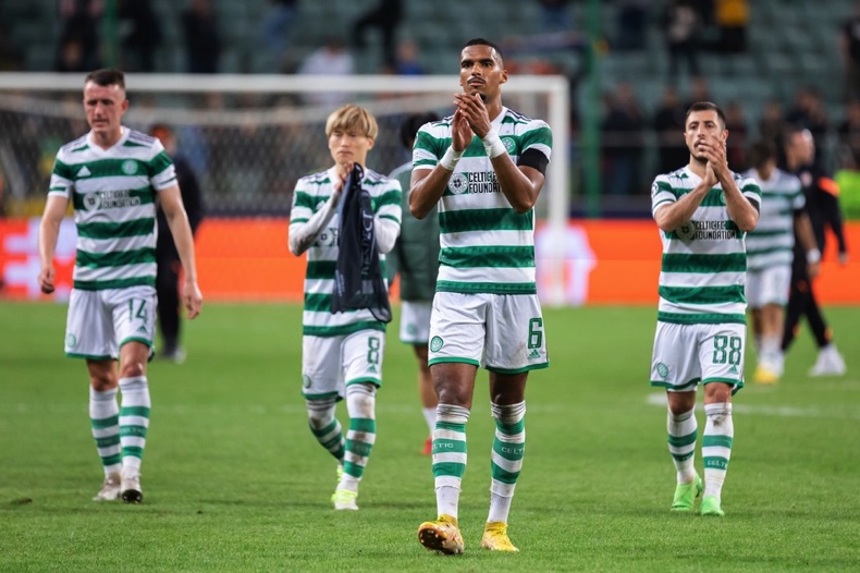 Celtic footballers clapping