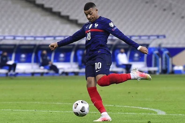 Mbappé playing for France